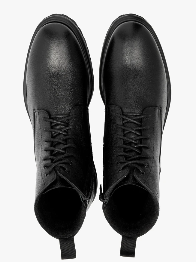 Schwarze Herrenstiefel mit festem Boden