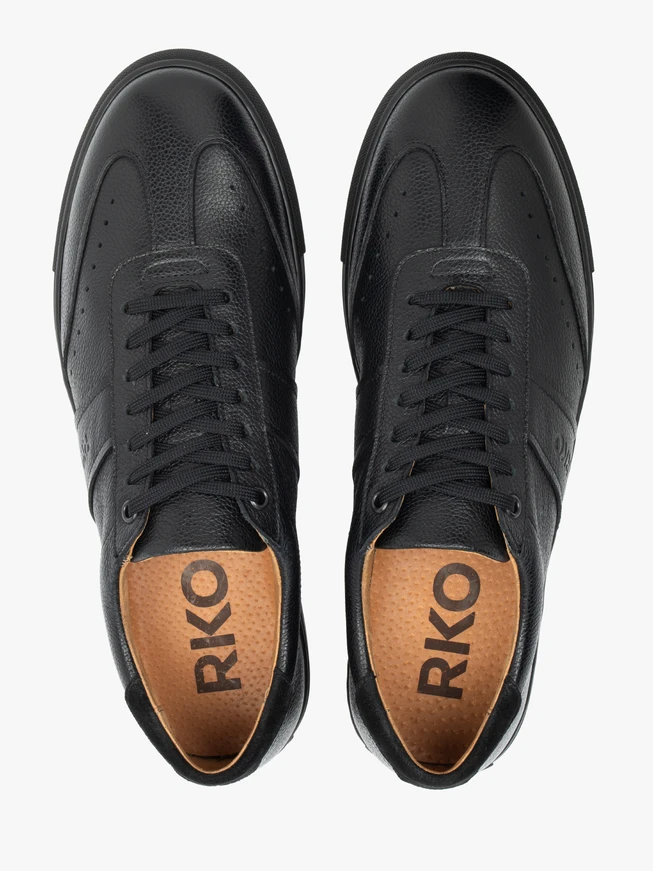 Schwarze Sporthalbschuhe mit weißer Sohle