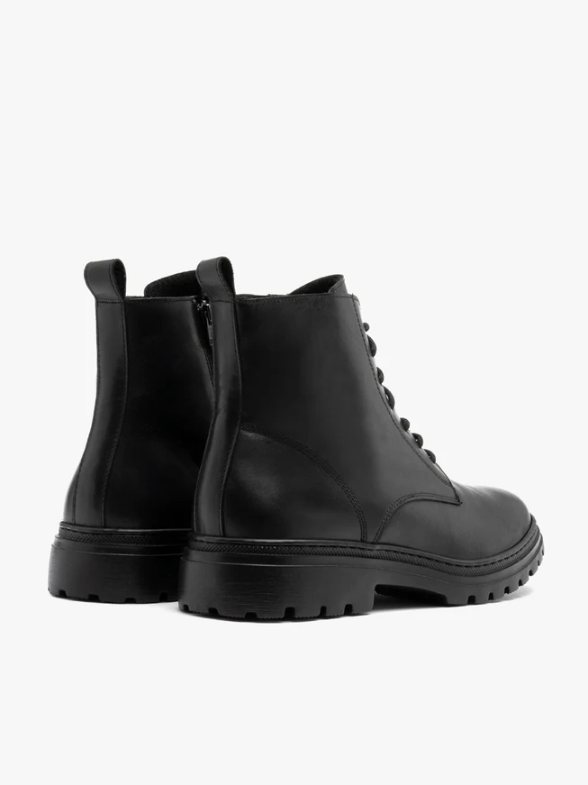 Schwarze Herrenstiefel mit leichtem Traktorsockel