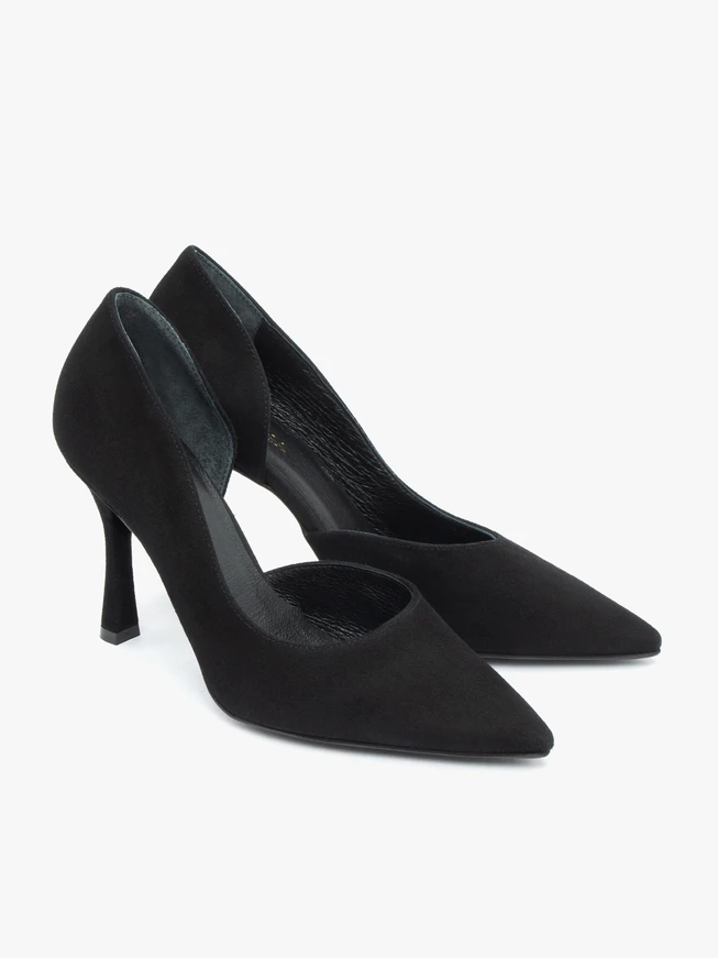 Schwarze Pumps mit Flare-Absatz aus Velours