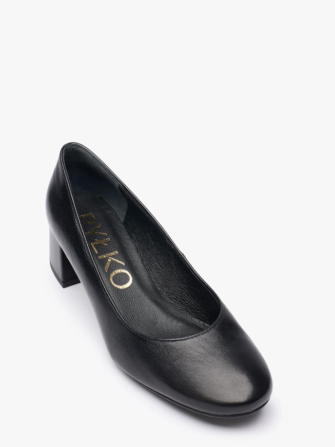 Schwarze klassische Pumps aus genarbtem Leder
