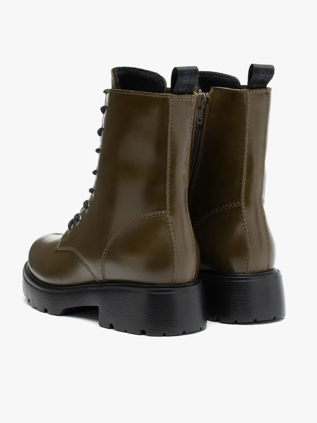 Stiefel aus olivfarbenem Vollnarbenleder