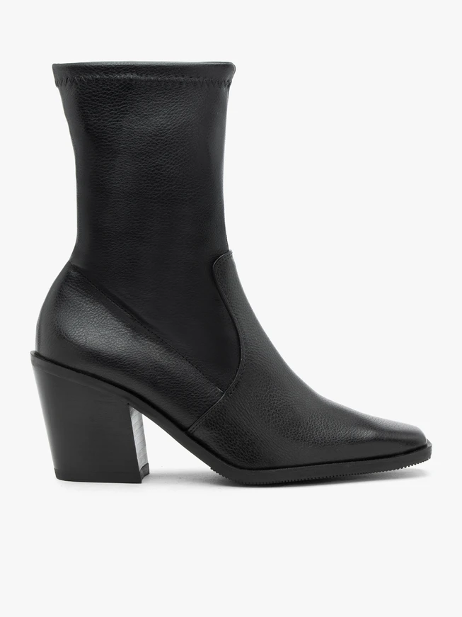 Schwarzer höherer Stiefel mit elastischem Schaft