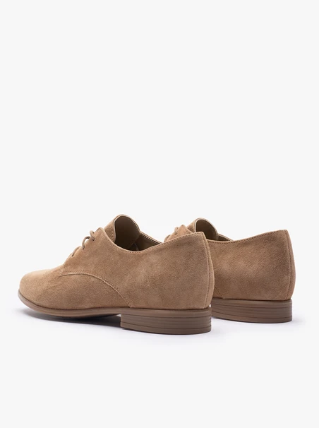 Halbschuhe aus hellbraunem Veloursleder zum Schnüren