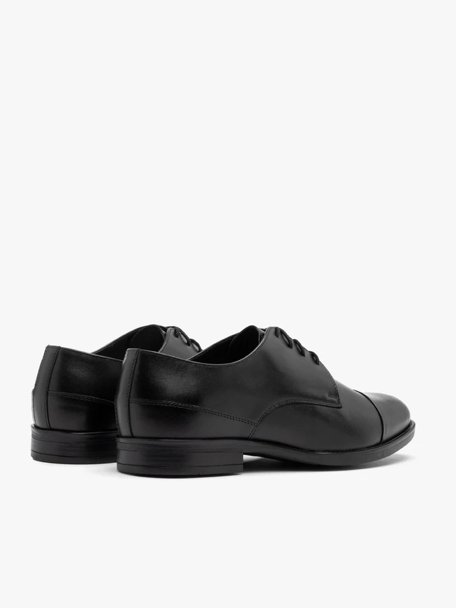 Schwarze Halbstiefel mit dekorativer Zehenkappe