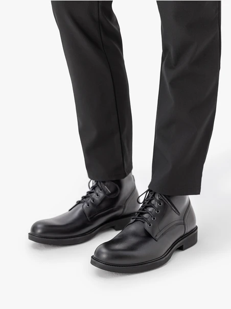 Schwarz genarbte Lederstiefel