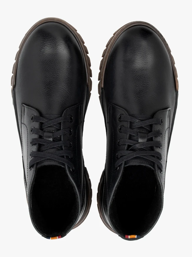 Schwarze Sportschuhe