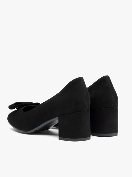 Schwarze Pumps mit Absatz