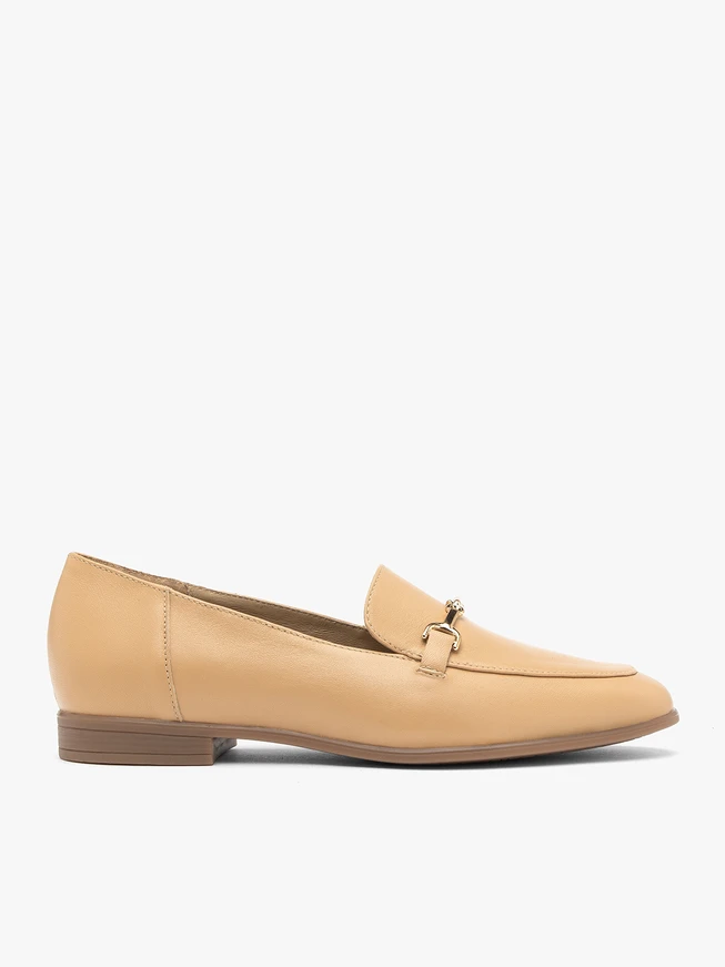 Mokassins aus genarbtem Leder in Beige
