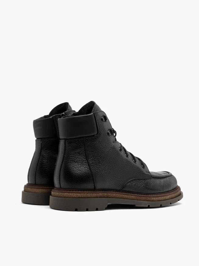 Schwarze Herrenstiefel mit Ziernähten auf dem Rist