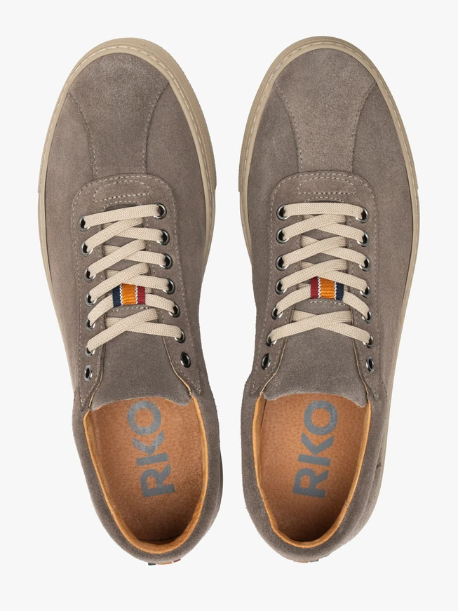 Graue Sportschuhe mit dickerem Boden