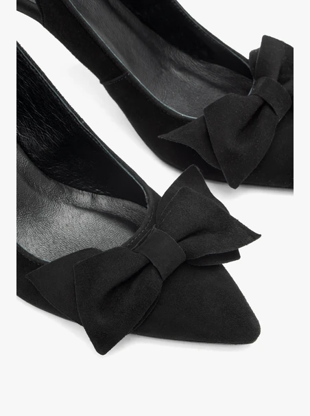 Welurowe czółenka typu slingback z kokardą