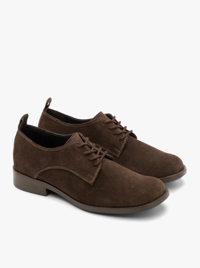 Halbschuhe aus braunem Veloursleder zum Schnüren