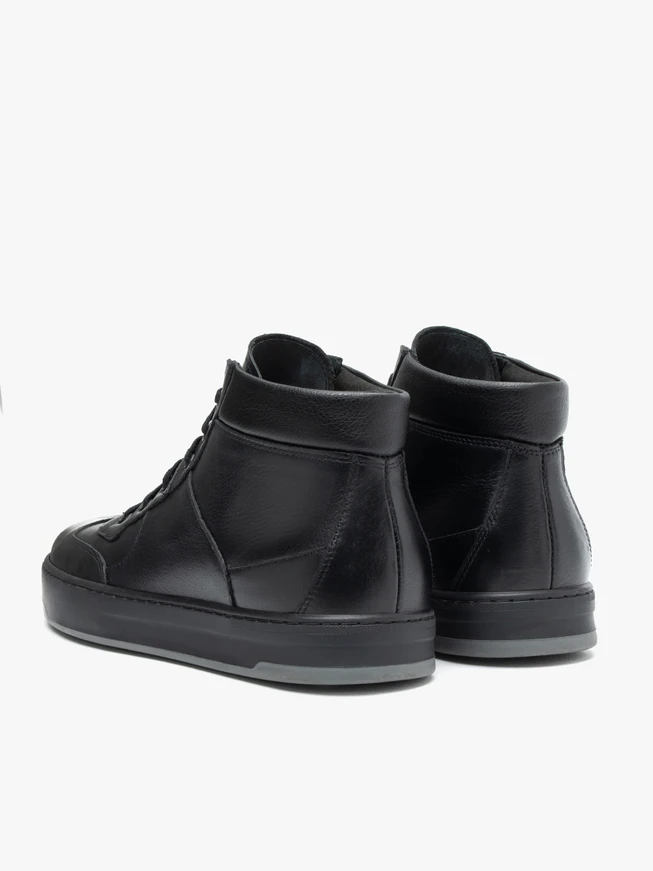 Schwarze Sportschuhe
