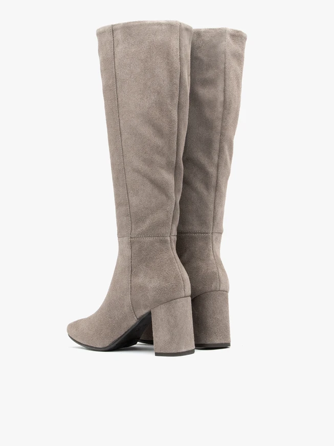 Graue Stiefel mit breitem Schaft