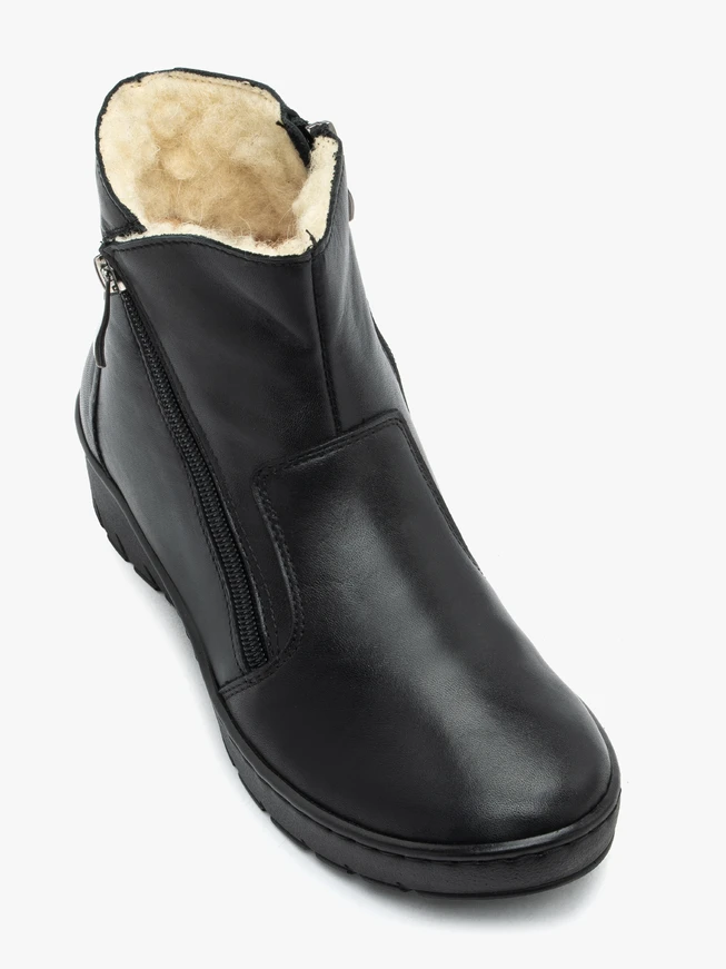 Isolierte Stiefel aus schwarzem Schafsleder
