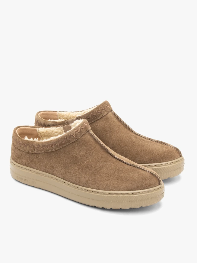 Beigefarbene isolierte kurze Schneestiefel mit Nähten