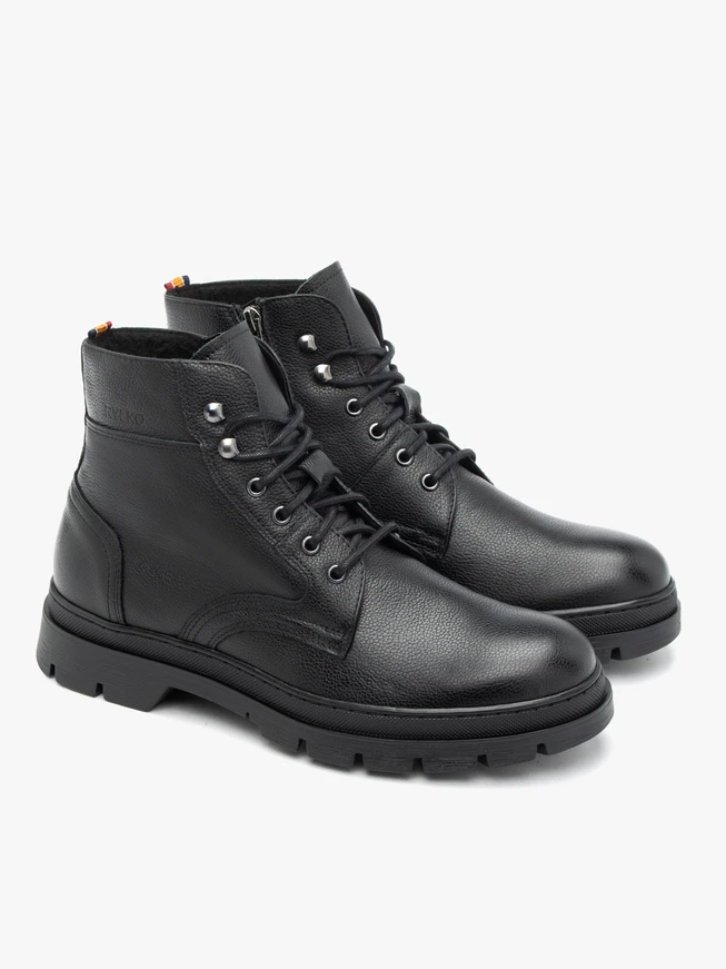 Schwarz genarbte Lederstiefel