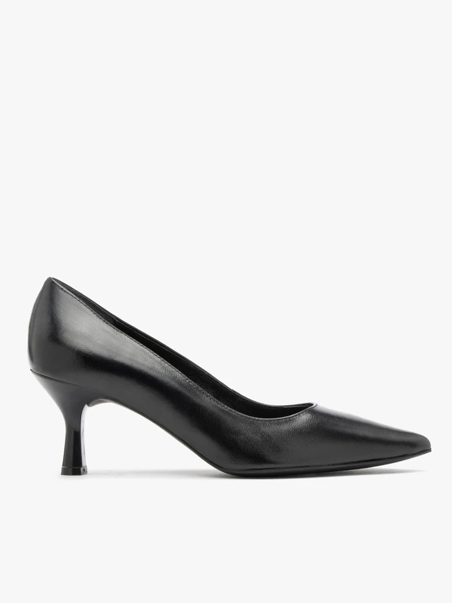 Schwarze Pumps mit lackiertem Stilettoabsatz