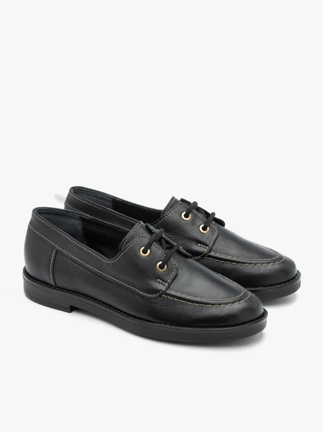 Halbschuhe aus schwarzem Narbenleder