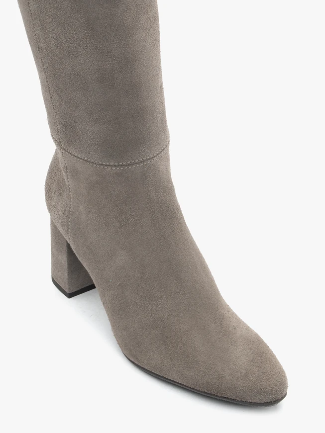 Stöckelschuhe aus grauem Veloursleder