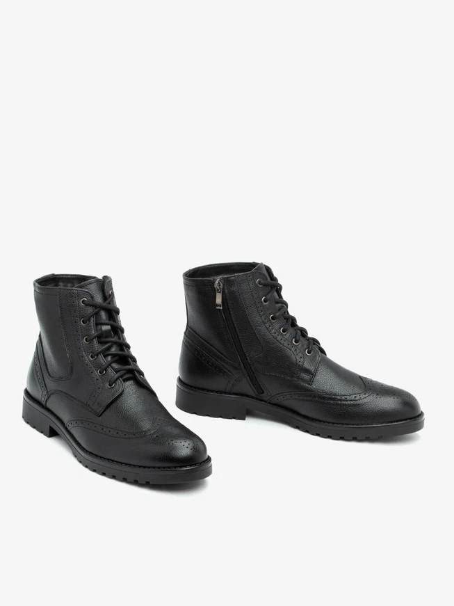 Schwarze Lederstiefel mit Perforationen