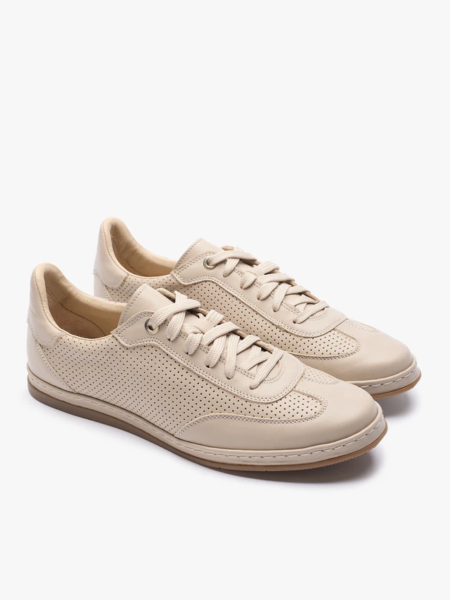 Beige Turnschuhe mit Perforationen