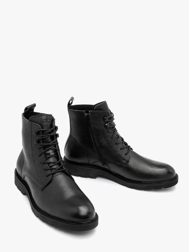 Black men's sneakers on a lightweight base