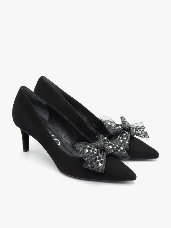 Schwarze Pumps mit abnehmbarer Schleife