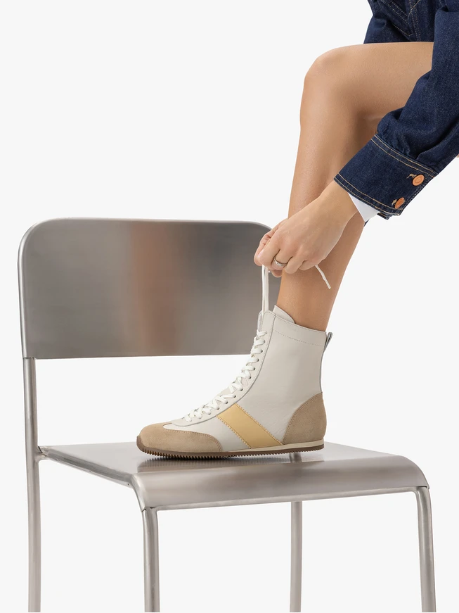 Knöchelhohe Sportschuhe in Weiß und Beige