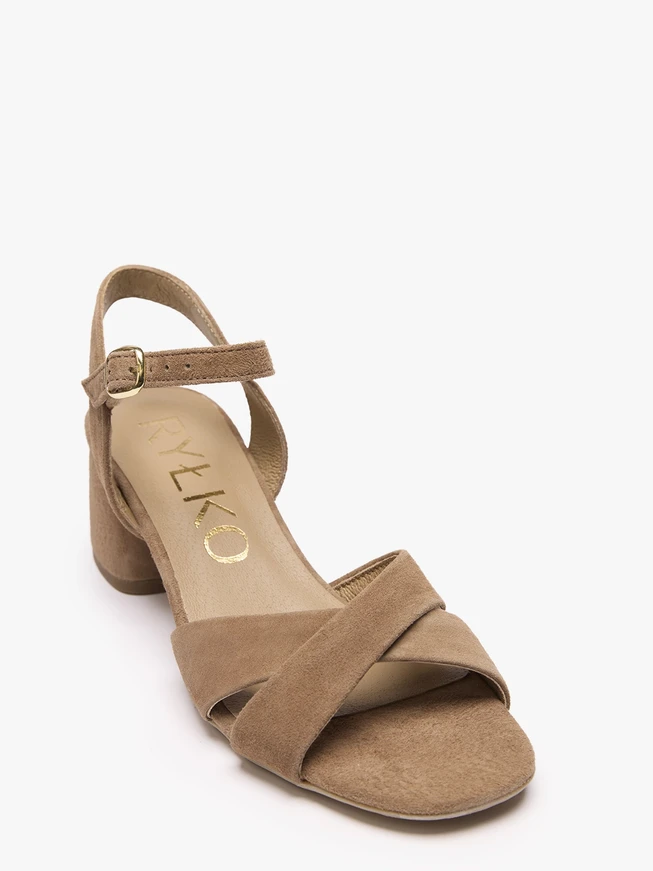 Hellbraune hochhackige Sandalen