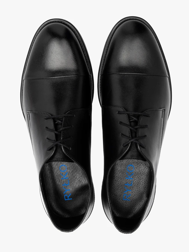 Schwarze Halbstiefel mit dekorativer Zehenkappe