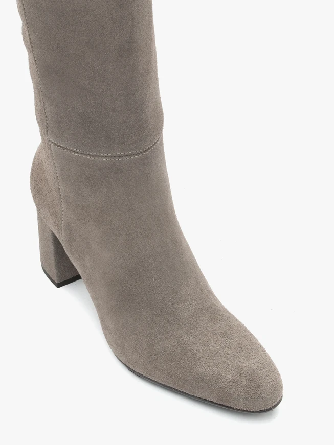 Graue Stiefel mit schmalem Schaft