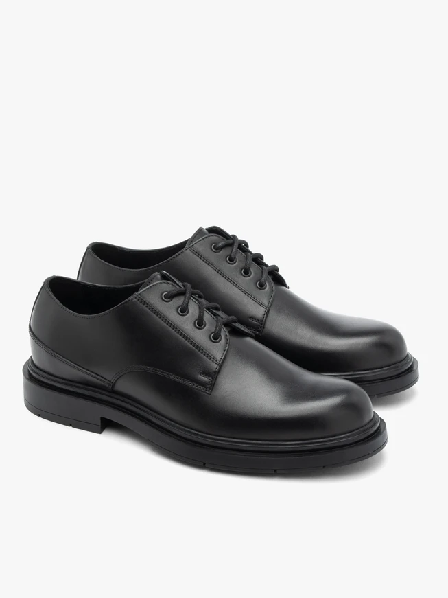 Schwarze Freizeithalbschuhe aus genarbtem Leder
