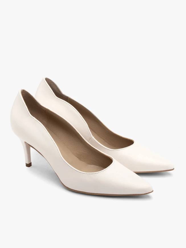 Cremefarbene Pumps mit verschönertem Schaft