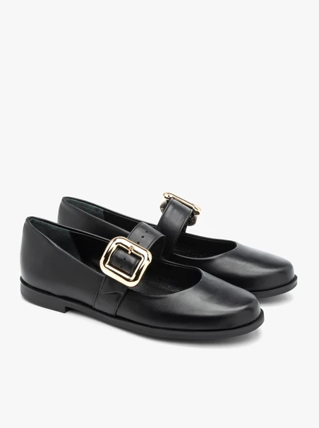 Schwarze Ballerinas mit auffälliger Clutch