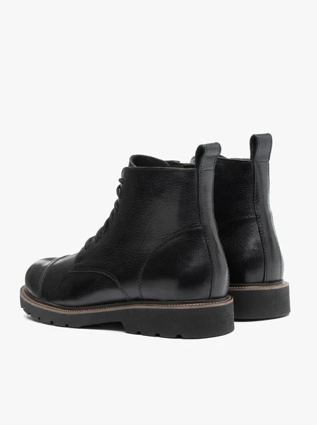 Schwarzer isolierter Vollnarbenlederstiefel