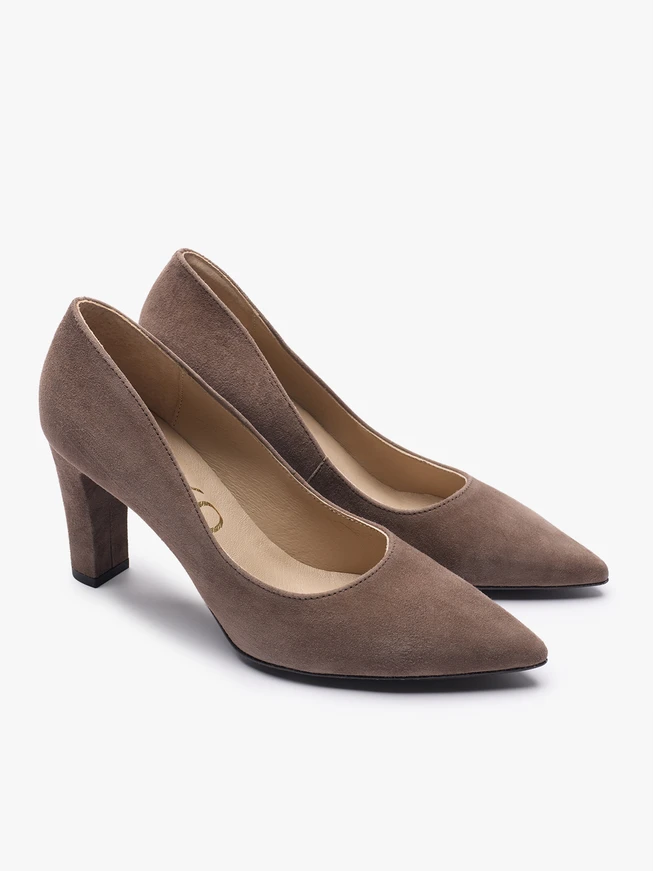 Graubraune Velourspumps mit Stilettoabsatz