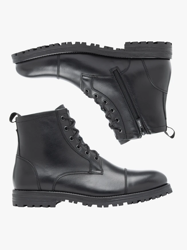 Schwarzer isolierter Vollnarbenlederstiefel