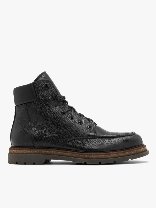 Schwarze Herrenstiefel mit Ziernähten auf dem Rist