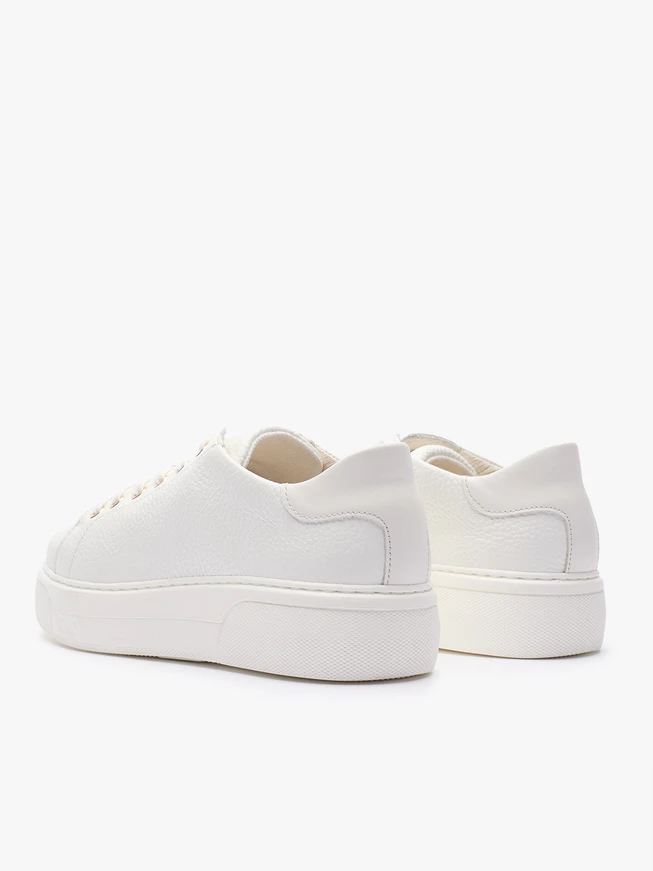 Weiße Turnschuhe aus genarbtem Leder