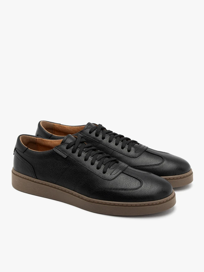 Schwarze Herren-Turnschuhe im sportlichen Stil