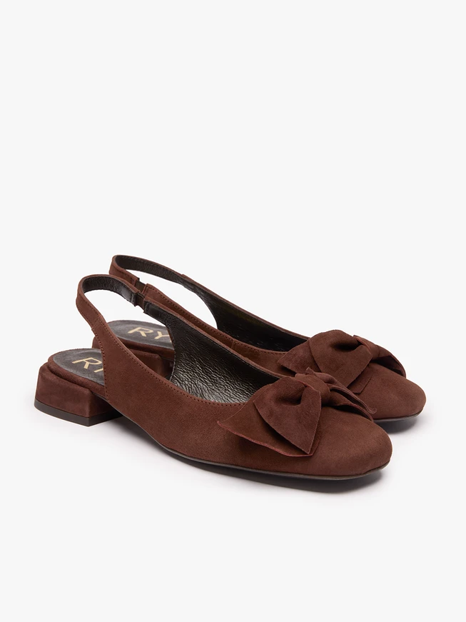 Braune absatzlose Pumps mit Schleife