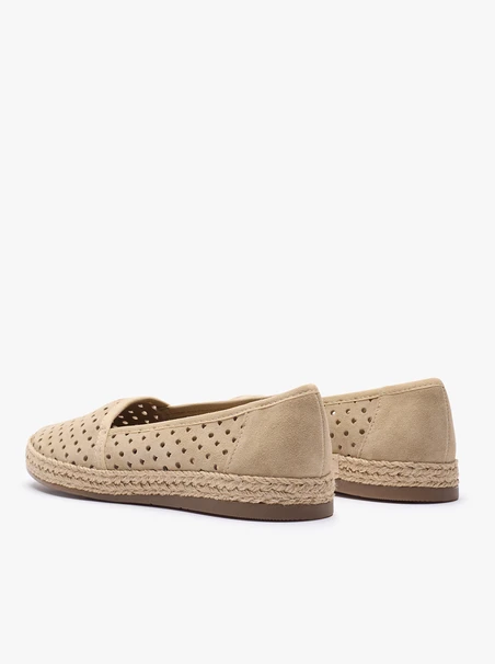Piaskowe espadryle z perforacjami