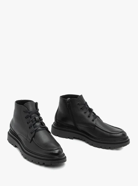 Schwarz genarbte Lederstiefel