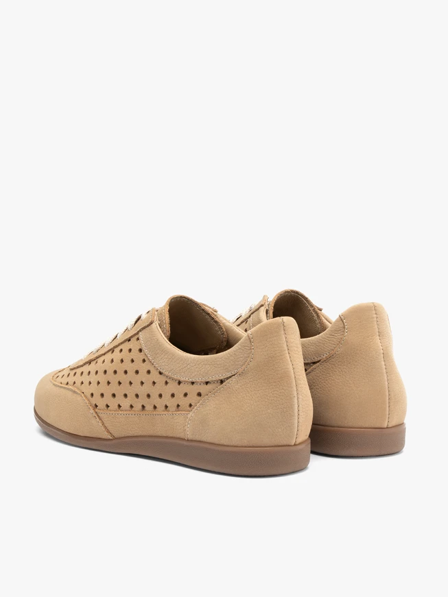 Halbschuhe aus sandfarbenem Nubukleder mit Perforationen