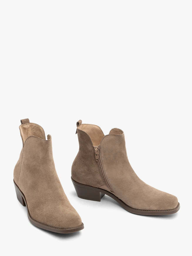 Hellbraune Velourslederstiefel