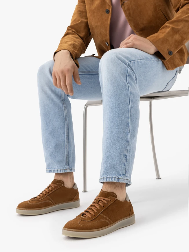 Braune und weiße Schnürhalbschuhe