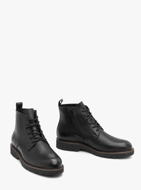 Schwarz genarbte Lederstiefel