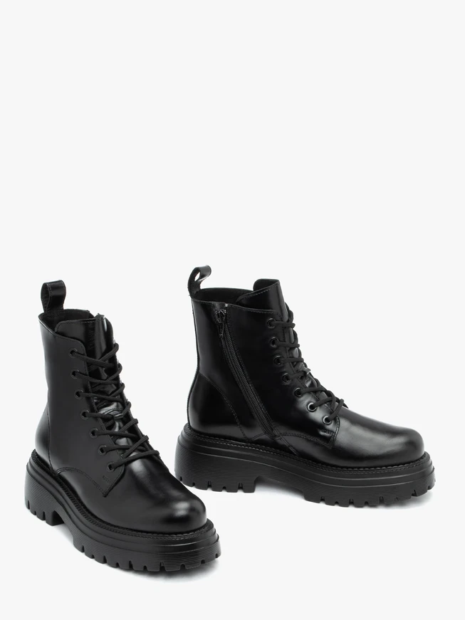 Schwarz genarbte Lederstiefel